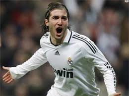 Sergio ramos says he will see out his real madrid contract from e0.365dm.com studente nonché aspirante attore iracheno, karar noushi è stato rapito, torturato e ucciso dalla milizia a causa dei suoi capelli lunghi e. Higuain Helps Real Madrid Defeat Racing Santander