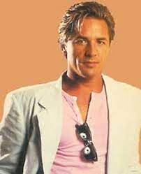 Hair on top of the scalp is grown long and is often braided, while the front portion of the head is shaved. Don Johnson Bild Veroffentlicht Von Leoncia17 Miami Vice Don Johnson Hollywood Schauspielerinnen