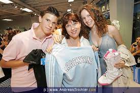 No tenemos una biografía de martina rupp. Promi At Fotos Von Promis Prominente Promifotos Stars Sternchen Beruhmte Menschen Idole Moderatoren Schauspieler Sanger Entertainer Stars