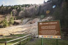 Peisaje de vis, aer curat, produse traditionale si minuni ale cascada urlătoare este locul magic unde mergi efectiv pe apă. Chirilas Tiberiu Nicolae Amenajarea Zonei Cascadei Urlatoarea Vama Buzaului