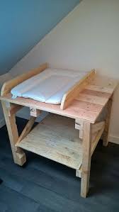 Cette table à langer se transformera alors en une commode qui pourra servir pendant de nombreuses années.hauteur confortable pour changer votre enfant.espace de rangement pratique à portée de main qui vous permet de toujours garder une main sur votre bébé.tiroir équipé d'arrêt pour éviter qu'il ne. Table A Langer En Palettes 1 Table A Langer Bois Table A Langer Bebe Table A Langer