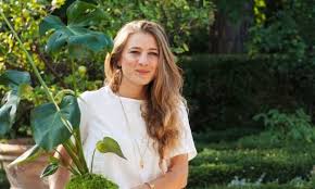 Secondo lo studio di r. Ragazza Che Gira Il Mondo Per Trovare Piante Rare Non Sprecare
