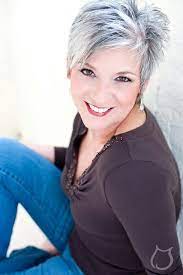 Salt And Pepper Gray Hair Grey Hair Silver Hair White Hair Granny Hair Don T Care No Dye Dye Free Natural Hig Kurzhaarfrisuren Kurzhaarschnitte Frisuren