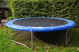 Trampolin ideen inground trampolin eingelassenes trampolin sandkasten garten hinterhof spielplatz garten planen hinterhof designs garten anlegen garten design. Bodendecker Pflanzen Unter Dem Trampolin