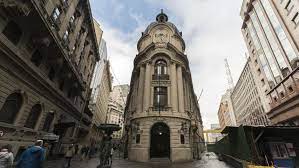 La bolsa de santiago comenzó a operar con una fuerte caída esta mañana, luego de los resultados de las históricas elecciones, que se desarrollaron durante el fin de semana. Bolsa De Comercio Consejo De Monumentos Nacionales De Chile
