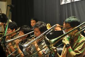 Misalnya gitar, atau alat musik lainnya. Musik Ansambel Sejenis