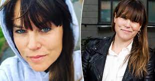 Själv avslöjar hon sidor hos sig själva som många döljer och det är befriande och ganska sorgligt. Mia Skaringer Hyllar Sonen Alfred For Hans Fina Initiativ Mot Kvinnovald