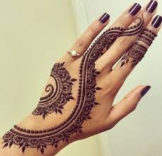 A chic style back mehndi design that makes you proud of your choice and look. 25 Back Hand Mehndi Designs Many Of Us Would Love 2021