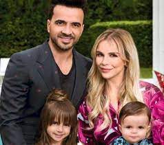 Conocido inicialmente en la balada romántica, pero que en 2017, debido a su incursión en el género reggaeton con su tema despacito, canción que. Luis Fonsi Birthday Real Name Age Weight Height Family Contact Details Wife Children Bio More Notednames
