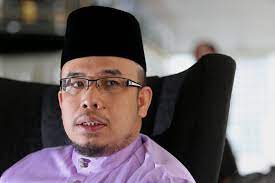 Mohd asri zainul abidin (nacido el 1 de enero de 1971) o también conocido como maza es un erudito, predicador, escritor, conferencista y consultor islámico de malasia. Zamihan Insists Discussion With Asri Cancelled Claims Replacement Gig Just Gimmick Malaysia Malay Mail