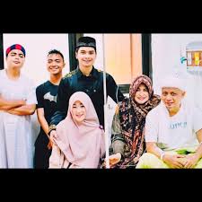 Dikutip oleh grid.id dari berbagai sumber, kamis (6/4/2017), ustaz arifin ilham menikah dengan istri pertamanya pada tahun. Meninggal Dunia 10 Kenangan Indah Ustaz Arifin Ilham Istri Pertama