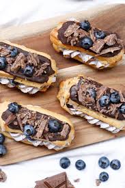 Vernasch Mich Allein Zu Zweit Oder Mit Deinen Freunden Cremige Heidelbeer Eclairs Mit Mychoco Crunch Meinleckeresleben Co Eclair Rezept Eclairs Nachspeise