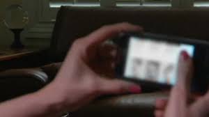 Istri lihat foto selingkuhan  suami di hp