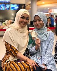453,178 likes · 589 talking about this. Mia Sara Nasuha Di Instagram Salam Semua Lama Tak Jumpa Orang Kat Sebelah Mia Tu Tak Sangka Kawan Mia Dah Kahwin Dah Selamat Pengantin Baru Kak