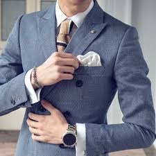 Traditionnellement le gilet de costume est une pièce qui se porte pour finaliser une tenue de costume avec chicil rehausse radicalement lélégance dun costume homme en apportant un détail de style dans toute la tenue. Costumes Pour Invites De Mariage Hockerty