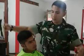 Jul 25, 2021 · disebut gaya rambut tentara karena model rambut ini paling banyak diaplikasikan oleh mereka yang yang berprofesi sebagai tentara entah itu polisi abri atau angkatan lainnya. Sertu Anwari Tentara Yang Sukses Jadi Tukang Cukur Halaman All Kompas Com