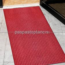 Halıların kaymaması adına sabitleme işlemi nasıl uygulanır? Nem Ve Toz Alici Kirmizi Ofis Tipi Yolluk Hali Paspas Paspastoptancisi Com
