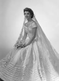 Caroline kennedy, here are the graphs of your elements and modes, based on planets' position and caroline kennedy, fire is dominant in your natal chart and endows you with intuition, energy. Jackie Kennedy Die Traurige Und Viel Zu Selten Erzahlte Geschichte Ihres Brautkleids Vogue Germany