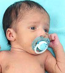 बच्चों को चुसनी (SootherPacifier) देने के फायदे व नुकसान | Chusni For Baby
