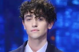 Portato alla vittoria da morgan e presentato al grande pubblico con un pezzo scritto per lui da tiziano ferro e zibba, michele pubblica. Michele Bravi Reveals How He Overcame The Accident My Ex Boyfriend Helped Me Curler Ruetir