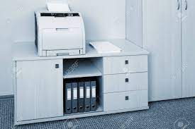 Wir haben im ausführlichen schrank für drucker test uns die genialsten artikel angeschaut sowie die brauchbarsten informationen recherchiert. Drucker Aus Dem Schrank In Einem Modernen Buro Lizenzfreie Fotos Bilder Und Stock Fotografie Image 13933657