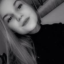 Sarah Beyer's Instagram, Twitter & Facebook