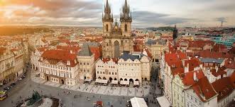 Jahrhundert errichtete, historisch bedeutsame brücke über die moldau in prag, die die altstadt mit der kleinseite verbindet. Prag Stadtfuhrer Alles Was Man Wissen Muss