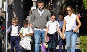 Jennifer Garner Shows Off Gym Toned Arms As She And Ben Affleck Pick Up Their Kids From School Daily Mail Online