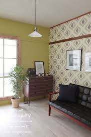 壁は このペンキの色しか 思いつきませんでした この色以外は 考えられませんでした アルミサッシ窓の周りを囲んだ 新しい木枠 瓶詰めピクルス色の壁に 茶色が ちょうど良いアクセントに 茶色が少しあるだけで 見栄えが全然違う 少しのひと手間で