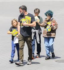 Jennifer lopez and ben affleck don't plan on slowing down anytime soon — not when they are reportedly each other's greatest loves! Ben Affleck Mit Seinen Kids Und J Los Tochter Unterwegs Promiflash De