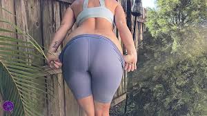 Flirty City Walk With A Big Ass