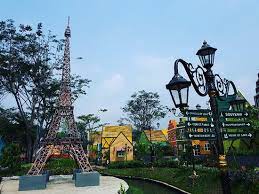 Tempat kopi yang berwarna kuning hitam asal bandung yang legendaris itu berada di dalam lingkungan grande konsep yang dipakai oleh kedai ruang kopi yaitu terima kasih petani kopi. Replika Eropa Timur Di Bogor Ulasan Devoyage Bogor Bogor Indonesia Tripadvisor