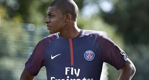 Килиану мбаппе было 18, когда он впервые зашел в раздевалку французской национальной мбаппе сейчас, вероятно, в самом расцвете. Kilian Mbappe Ya Ostayus V Pszh Futbik Futbik Com