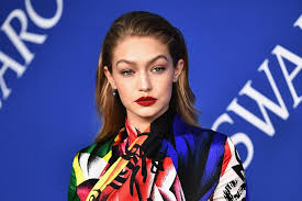 Meanwhile, in the background, both gigi and zayn can be heard singing a song. Gigi Hadid Shows Off Baby Bump During Instagram Live London Evening Standard Evening Standard