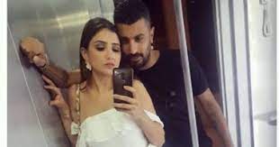 يمضي المخرج المصري محمد سامي وزوجته الممثلة المصرية مي عمر، فترة إجازة رأس السنة الميلادية ٢٠٢٠ في العاصمة البريطانية لندن. Ù…Ù‰ Ø¹Ù…Ø± Ù„Ø²ÙˆØ¬Ù‡Ø§ Ø§Ù„Ù…Ø®Ø±Ø¬ Ù…Ø­Ù…Ø¯ Ø³Ø§Ù…Ù‰ Ù„Ø§ ÙŠÙ‡Ù… Ù…Ø§ ÙŠÙ†ØªØ¸Ø±Ù†ÙŠ Ø·Ø§Ù„Ù…Ø§ Ø£Ù†Ùƒ ÙˆØ±Ø§Ø¦ÙŠ Ø¯Ø§Ø¦Ù…Ø§ Ø§Ù„ÙŠÙˆÙ… Ø§Ù„Ø³Ø§Ø¨Ø¹
