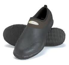 10 Easy Pieces Garden Clogs And Ankle Boots Gardenista Garden Boots Garden Clogs Gardening Shoes