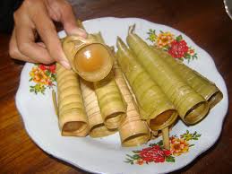 Barongko, seperti klepon di jawa, adalah kue yang terbuat dari pisang dan dibungkus daun pisang. Pusat Kota Balikpapan Makanan Pembuka Utama Penutup Khas Daerah