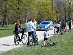 Der englische garten ist eine der größten innerstädtischen parkanlagen der welt. Munchen Duo Verirrt Sich Mitten Im Englischen Garten Polizei Konnte Beweis Bild Interessieren Stadt