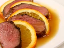 Taie ceapa si jumatatea de portocala bucati mai mari. Piept De Rata Cu Sos De Portocale