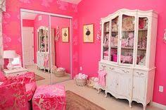 A photo of your little one dressed in her regal best offers a subtle nod to the royal look without going overboard. Her Royal Princess Room