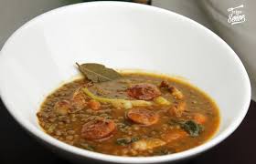 Tiene tan solo un puñado de ingredientes (a variar según gustos) y todos muy baratos. Receta De Lentejas Con Chorizo Receta De Sergio