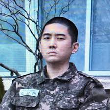 군대는 아직 해결하지 않았는데, 선천적으로 간이 안 좋아서 재검을 앞두고 있다고. í¬ëª¨ìŠ¤ ì•„ë¬´ë„ ëª¨ë¥´ê²Œ êµ°ëŒ€ê°„ ì¡°ê°•í˜„ ì‚¬ì§„