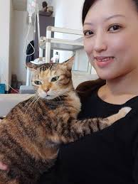 身為家裡的老大姊就是有特權…… 很怕媽媽被搶走還瞪在排隊的大頭……😂 #乖寶姐姐| Facebook