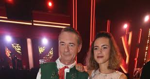 Herec jiří dvořák přiznal v rozhovoru pro český rozhlas 2, že s dcerou aničkou její lásky otevřeně rozebírá. Skryta Hvezda Prenosu Stardance Lov Na Dceru Viteze Dvoraka Kdo Se Ji Snazi Uchvatit