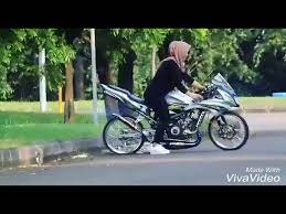 Story wa keren cewek cantik naik montor ninja terbaru 2021 mp3 duration 0:31 size 1.18 mb. Cewek Naik Ninja Rr Ladiesbikers Youtube