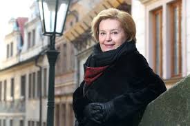 Magda vášáryová je slovenská herečka, politička, ktorá sa narodila 26.08.1948 (vek 72 rokov) v obci banská štiavnica. Magda Vasaryova Slovaci Meli Maji A Vzdy Budou Mit Mindrak Z Cechu Sedmicka Cz