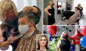 Ted cruz gets haircut at shelley luther's salon after her jail release. Ted Cruz Gets A Haircut At The Dallas Salon Whose Owner Was Jailed For Keeping It Open Daily Mail Online
