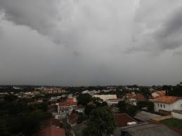 Calor de 30º C no Paraná cede lugar a temporais e segunda chega gelada a Curitiba