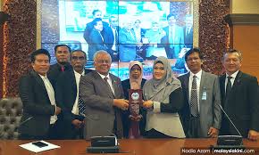 Ahli dewan negara, senator aiman athirah al jundi dilantik sebagai ketua angkatan wanita amanah nasional (awan) yang baharu menggantikan dr siti mariah mahmud. Malaysiakini Majlis Senator Pun Tak Rela Bts Bantu Promosi Malaysia