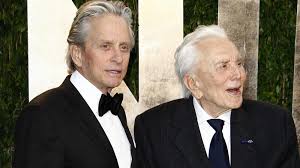 This biography profiles his childhood, acting career, achievements and timeline. Michael Douglas Gedenkt Seinem Vater Kirk